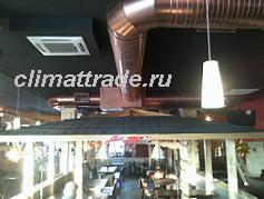 Кассетные кондиционеры и изолированные покрашенные воздуховоды системы вентиляции ресторана