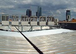 Наружные блоки мультизональных систем кондиционирования на крыше офисного здания