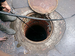 Прочистка канализационных колодцев водой под давлением